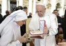 Papa Francesco consegna l'onorificenza a Suor Maria Concetta Esu (foto ufficiale Vaticano)