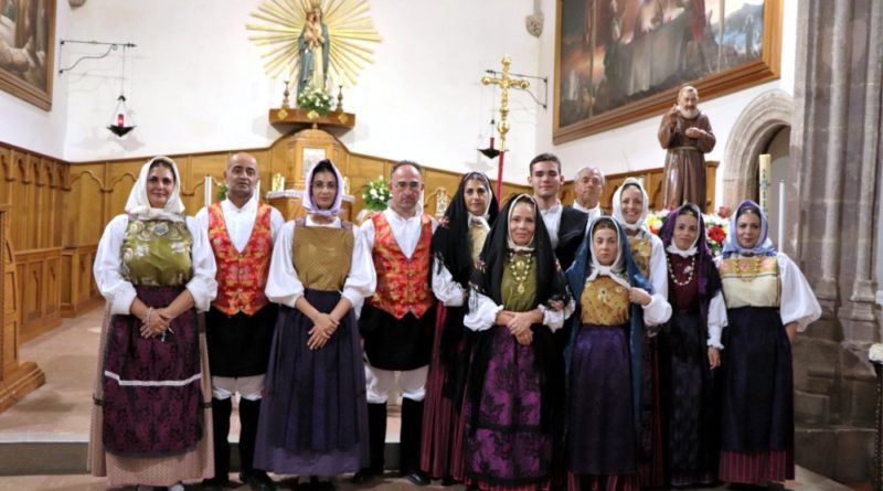 Il gruppo posa nella chiesa della Madonna di Valverde a Iglesias