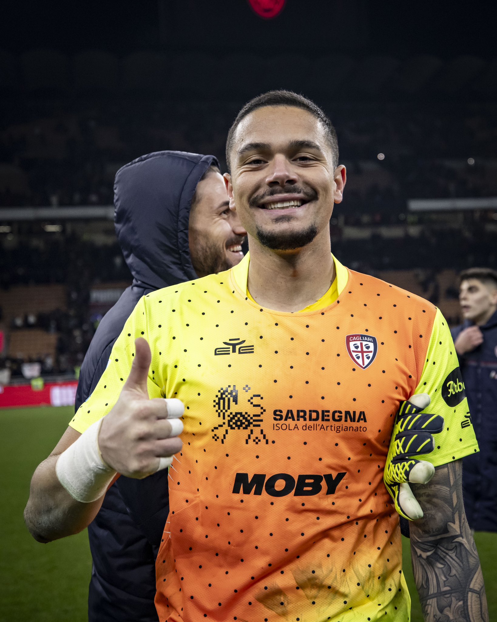 Il nuovo portiere Elia Caprile sorride a fine gara, grande esordio per lui a San Siro. Foto Cagliari Calcio 